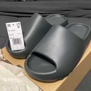 Yeezy Slide “Dark Onyx”
